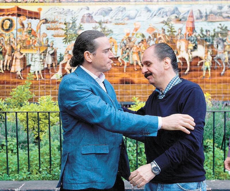 Ascanio Pignatelli Aragona Cortés y Federico Acosta Ruiz-Peinado se encontraron afuera del Hospital de Jesús, en el Centro Histórico de la Ciudad de México, como parte de las actividades para un documental de Miguel Gleason. Foto/GERMÁN ESPINOSA
