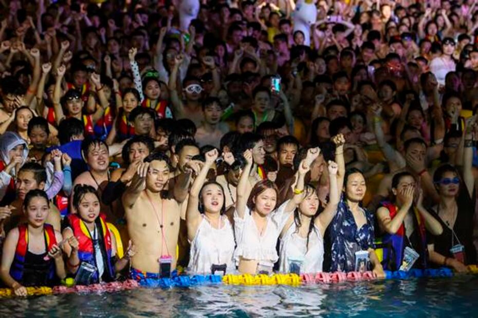 Miles asisten a macrofiesta tecno en Wuhan, donde comenzó la pandemia del Covid-19