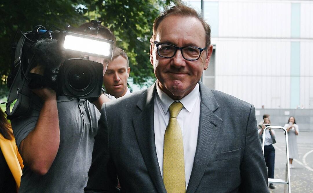 El actor estadounidense Kevin Spacey a su salida del Tribunal de Southwark, en Londres. Foto: EFE.