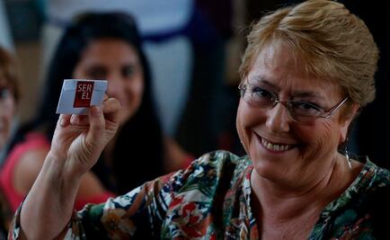 Bachelet felicita a Piñera por teléfono ante cámaras de televisión