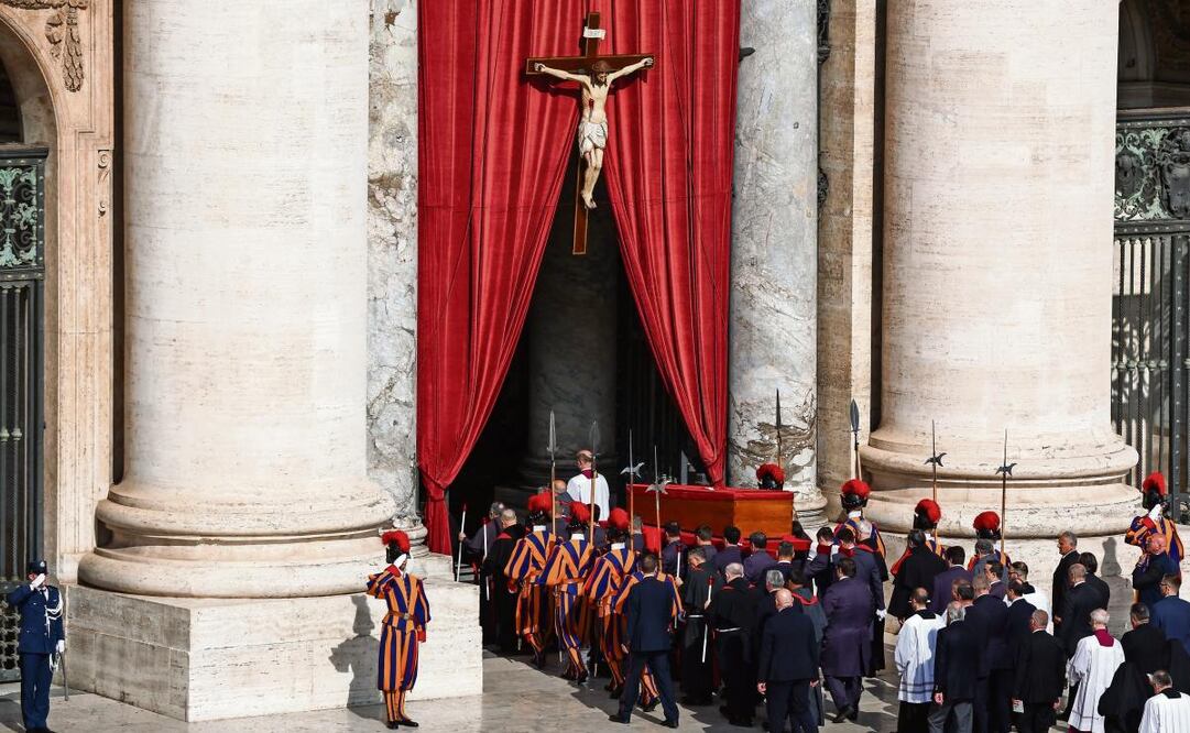 Los portadores del féretro al llevar ayer el ataúd del papa Francisco a la Basílica de San Pedro, en la Ciudad del Vaticano. (24/04/2025) Foto: EFE