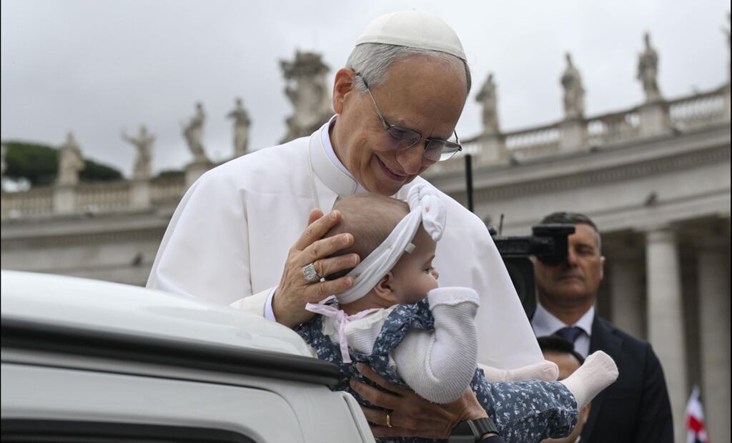 El papa León XIV bendice a una bebé desde el papamóvil en la Plaza de San Pedro, el 21 de mayo de 2025. Foto: EFE