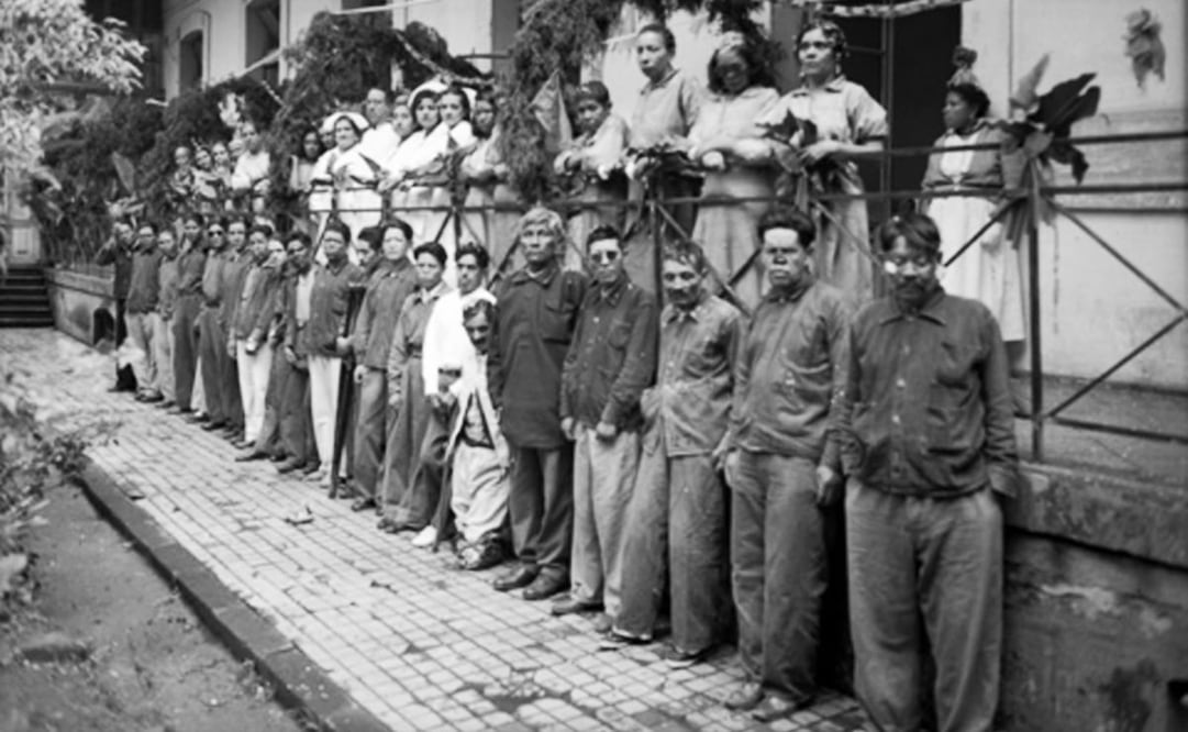 Foto de 1930, en un leprosario del Distrito Federal. En su edición del 13 de enero de 1912, el periódico estadounidense The Day Book mencionó que “la lepra es una enfermedad mortal, pero no hay razón alguna para suspender las reglas de una conducta civilizada hacia los posibles contagiados. Seamos humanos. Inhumanidad es una peor enfermedad que la lepra”. Foto: Mediateca INAH.