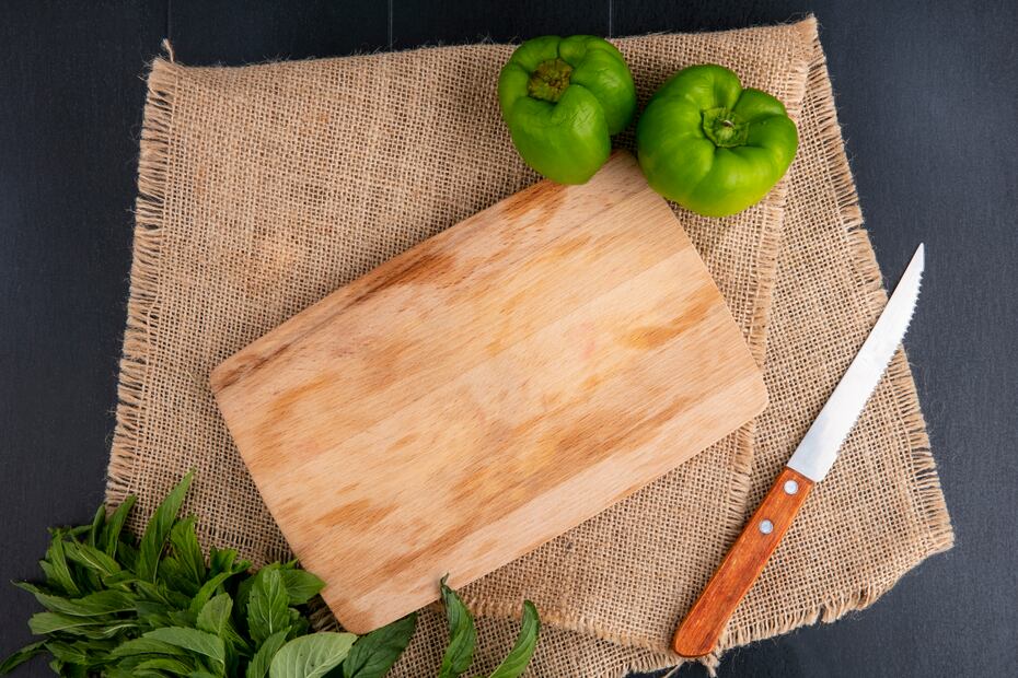 Aplicar aceite a una tabla de madera evita que absorba olores y bacterias. Foto: Freepik