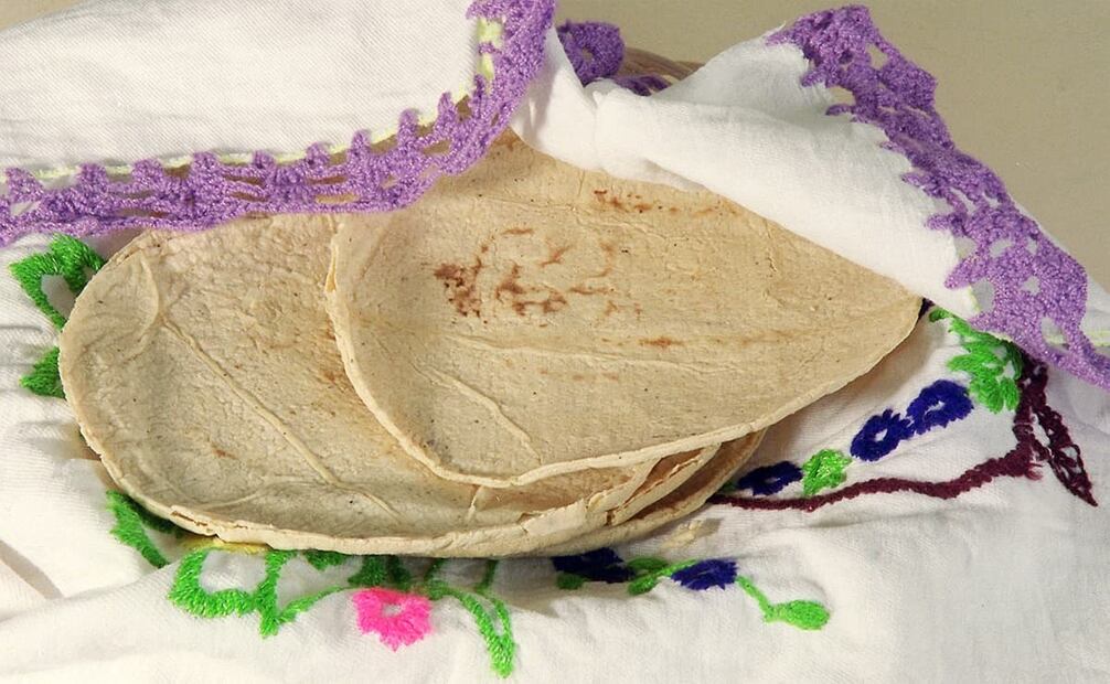 Protectoras del calor y sabor de las tortillas, las servilletas bordadas con flores o con mensajes de protesta seguirán siendo parte de la identidad mexicana. Foto: Fabián Márquez/EL UNIVERSAL.