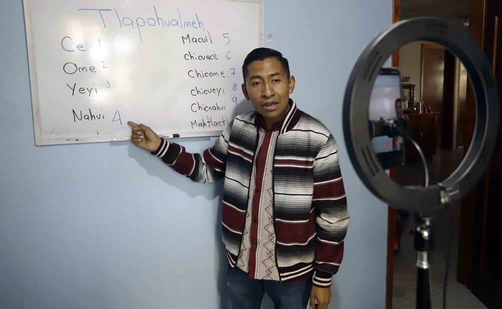 Julio Hernández decidió enseñar náhuatl a TikTok y ahora su comunidad de alumnos alcanza los 167 mil usuarios. / Foto: EFE 