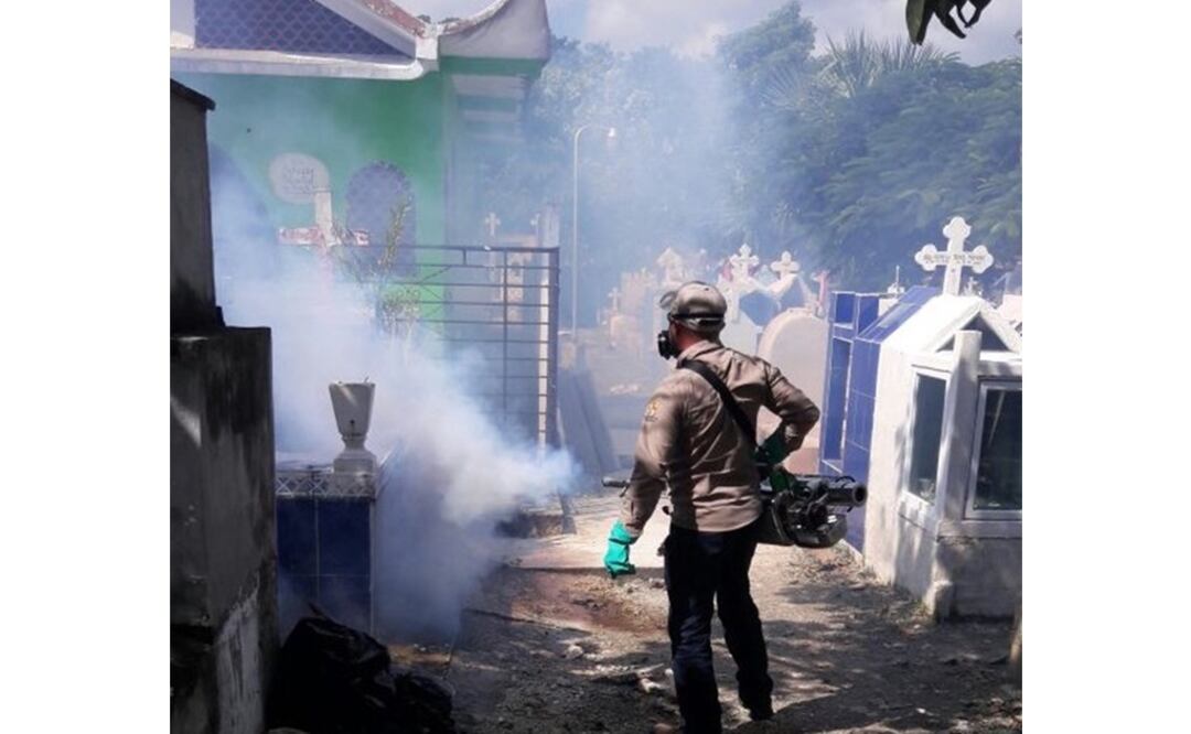 Fumigan y limpian panteones en Quintana Roo previo a Día de Muertos