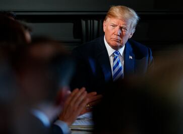 Trump pide no pagar a los jugadores de NFL que protestan en el himno