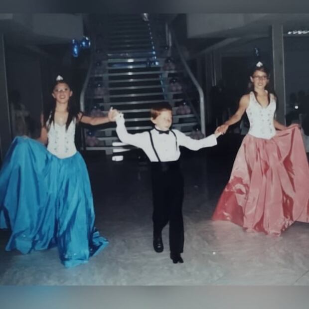 Las tiernas fotos de Octavio Ocaña cuando fue chambelán de sus hermanas