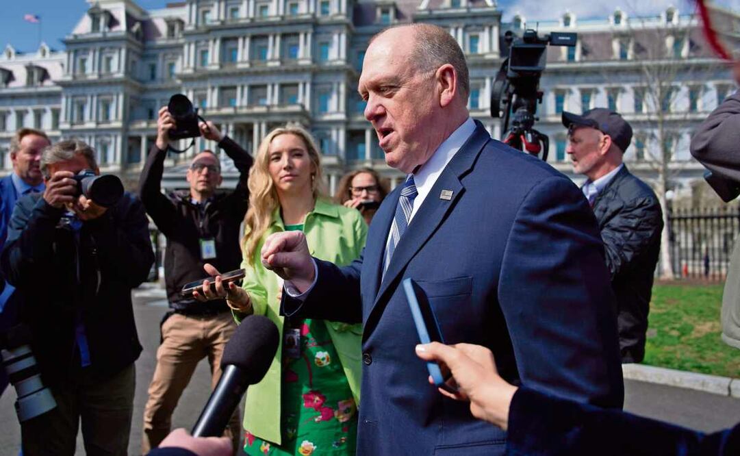 Tom Homan, zar fronterizo de EU, habla con la prensa sobre la deportación del domingo de migrantes que ha desatado polémica. Foto: Evan Vucci / AP