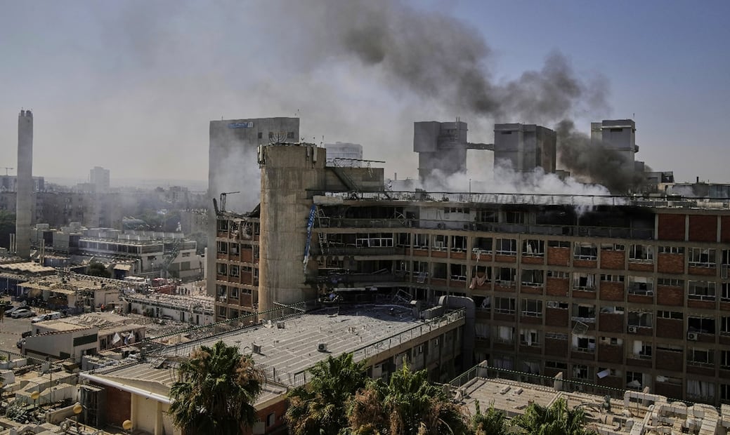 Se observa humo que sale de un edificio del complejo hospitalario Soroka tras ser alcanzado por un misil lanzado desde Irán en Beer Sheva, Israel. Foto: AP