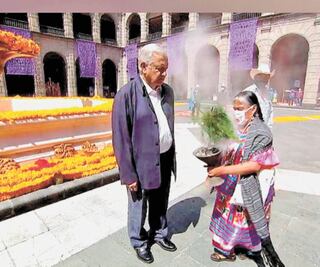 Ofrenda en Palacio, en honor a muertos por Covid-19