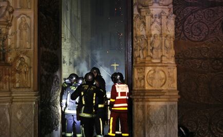Bomberos, con cara de impotencia ante incendio en Notre Dame: Paris Rizo