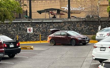 Hallan vehículo abandonado en Culiacán con presuntos cuerpos en la cajuela; acordonan el sitio