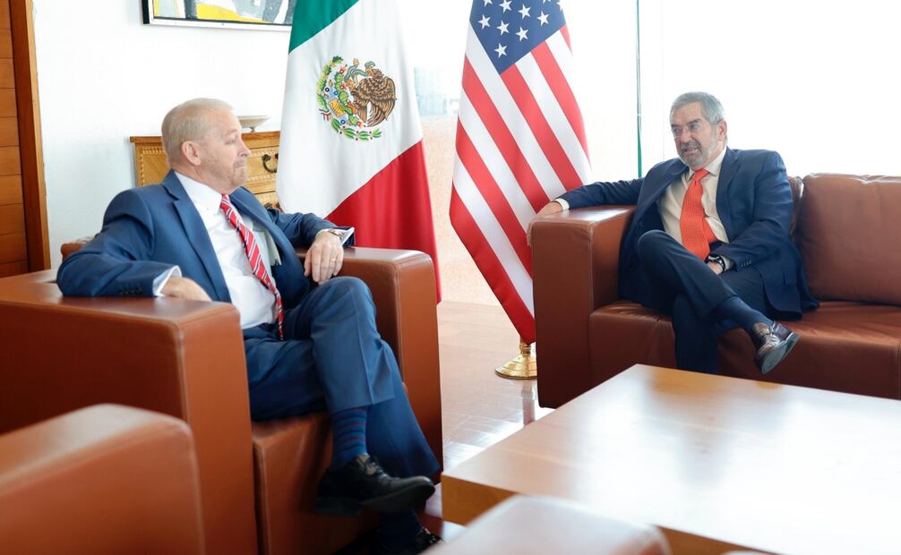 Embajador de EU en México, Ronald Johnson y canciller Juan Ramón de la Fuente. Foto: Especial