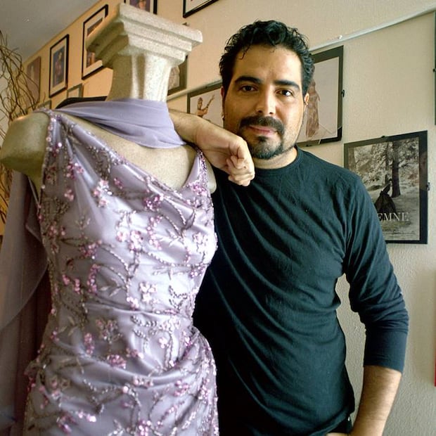 La agenda de Héctor Terrones solía encontrarse saturada, al punto de requerir empalmar compromisos. Poco adepto al dibujo, trabajaba directo sobre el maniquí. Foto: Miguel Espinosa/EL UNIVERSAL.