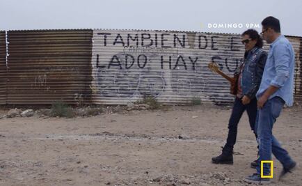 Alex Lora canta en el muro fronterizo 