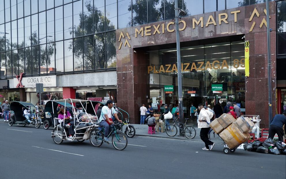 En funcionamiento y con algunos comercios cerrados, sigue operando este viernes la Plaza Izazaga 89 después del operativo federal del pasado jueves, para decomisar artículos “pirata”. Foto: Carlos Mejía/EL UNIVERSAL
