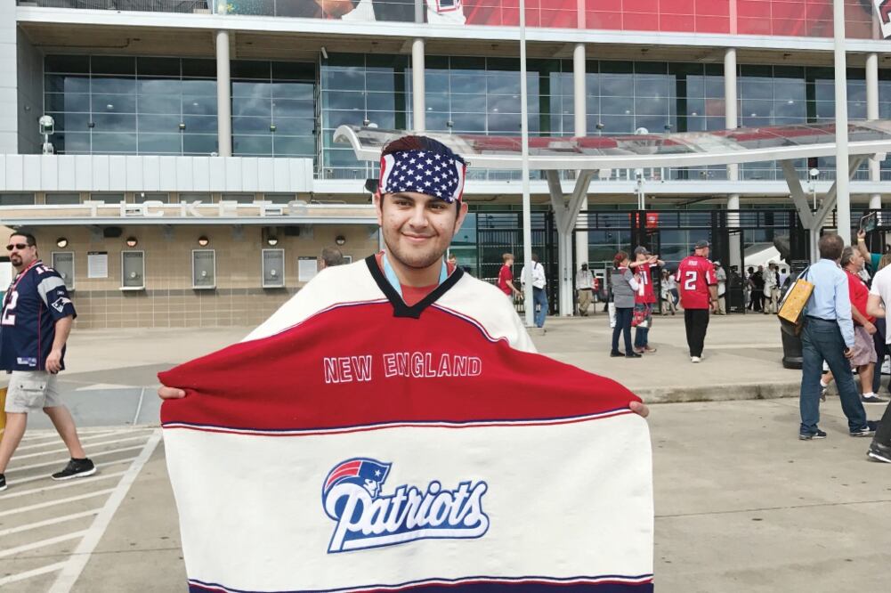 Mario Domínguez desembolsó 4 mil 500 dólares por un boleto para poder presenciar el Super Bowl (ARIEL VELÁZQUEZ. EL UNIVERSAL)