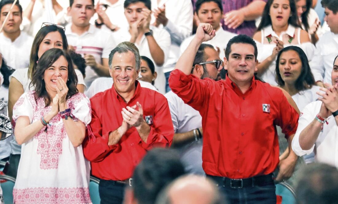 José Antonio Meade (centro), candidato de la coalición Todos por México, portó la emblemática camisa roja del PRI junto con el gobernador de Campeche, Alejandro Moreno. Los acompaña la esposa de Meade, Juana Cuevas.(GERMÁN ESPINOSA. EL UNIVERSAL)