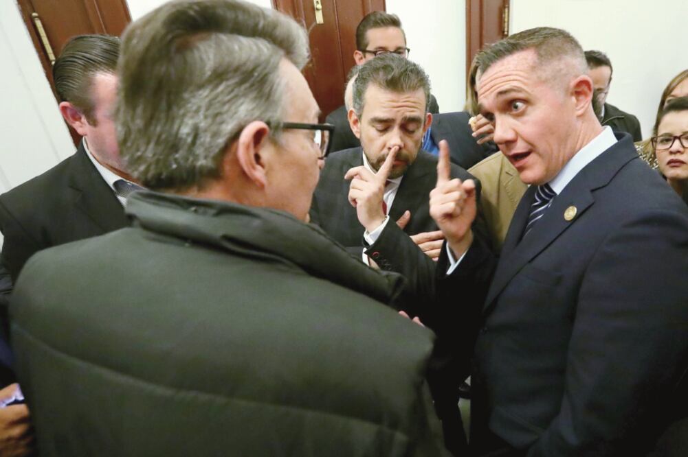 Adrián Ruvalcaba dialogó ayer con el diputado Alfonso Suárez del Real en la Asamblea Legislativa de la Ciudad de México. Los legisladores prevén una sesión permanente para tener tiempo y poder sacar todas las normas pendientes. (ARIEL OJEDA. EL UNIVERSAL)