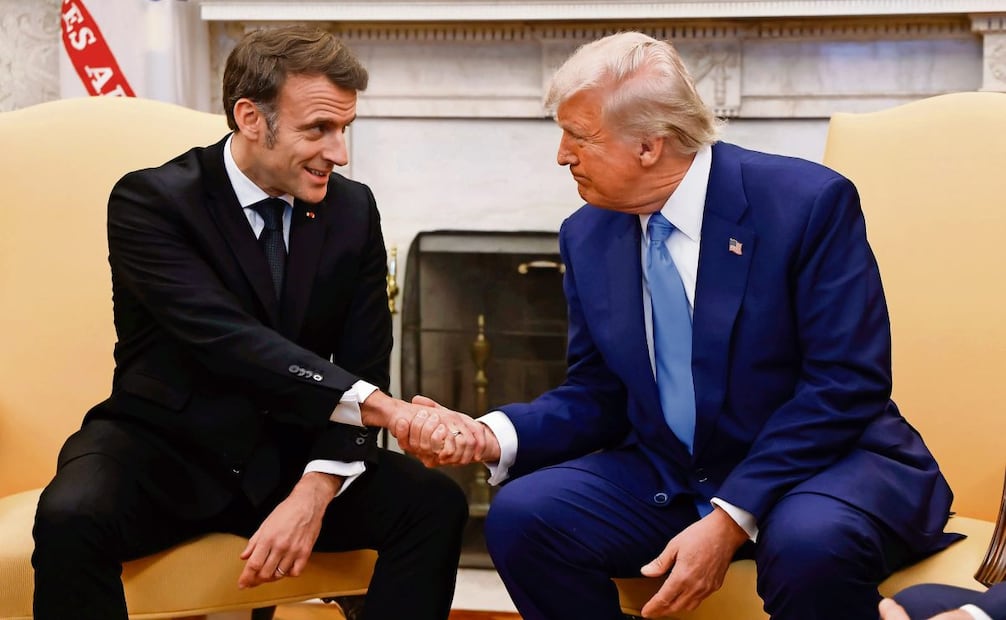 El presidente Donald Trump estrecha la mano del presidente de Francia, Emmanuel Macron, durante una reunión en la Oficina Oval de la Casa Blanca en Washington, el lunes 24 de febrero de 2025. Foto: AP