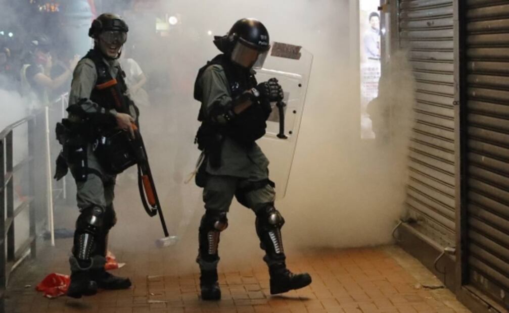 Policía de Hong Kong dispara gases y balas de goma a manifestantes; hay un herido