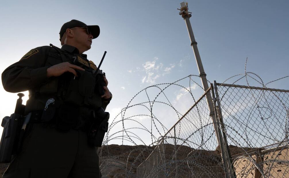 Fotografía del 8 de mayo del 2025 de un oficial del Servicio de Aduanas y Protección Fronteriza de EU (CBP) vigilado la frontera suroeste de EU con México, El Paso,Texas (EU). El sol todavía no ha salido en El Paso (Texas) cuando Claudio Herrera y otros agentes de la Patrulla Fronteriza de Estados Unidos inician su recorrido diario, aunque desde hace meses la intensidad de sus jornadas se ha reducido considerablemente. Foto: EFE