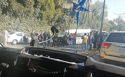 Combi y auto BMW chocan en avenida Conscripto; hay 13 heridos