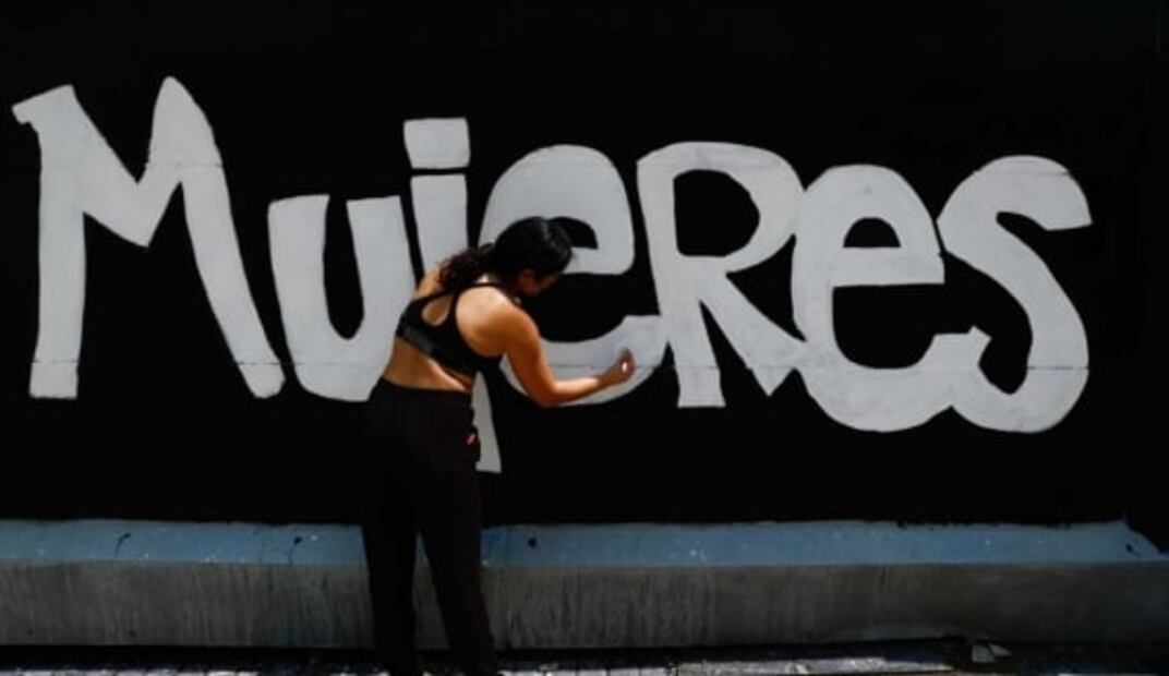 Feministas vuelven a intervenir vallas de la “Glorieta de las mujeres que luchan” 