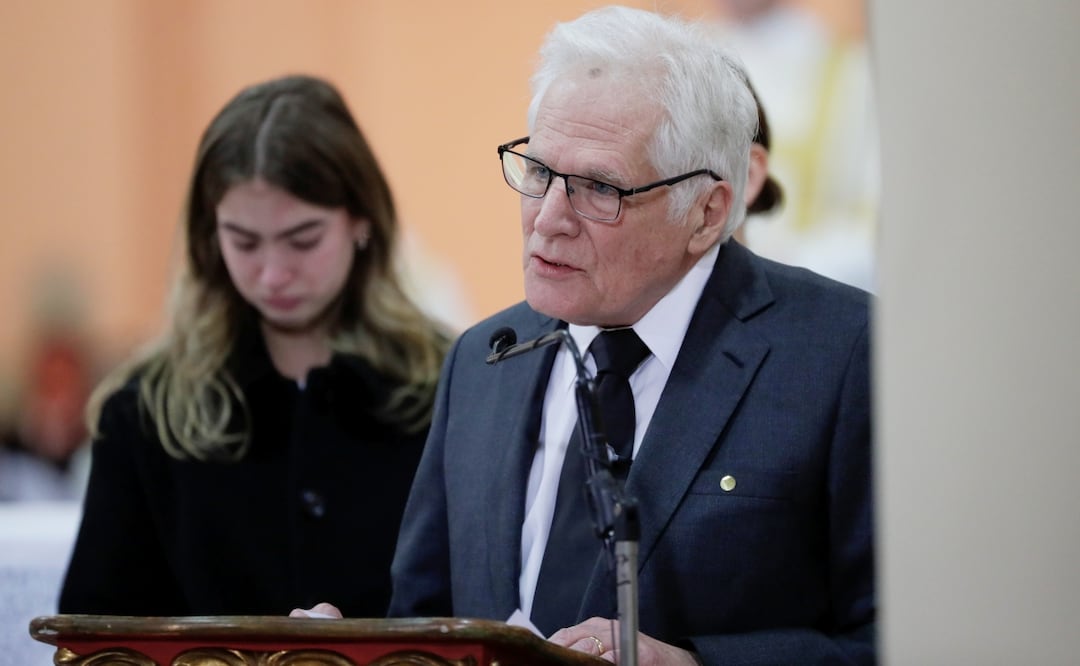 El padre del fallecido senador y precandidato presidencial Miguel Uribe Turbay, Miguel Uribe Londoño, habla en una misa este miércoles, en la catedral Primada en Bogotá (Colombia). Foto: EFE/Carlos Ortega
