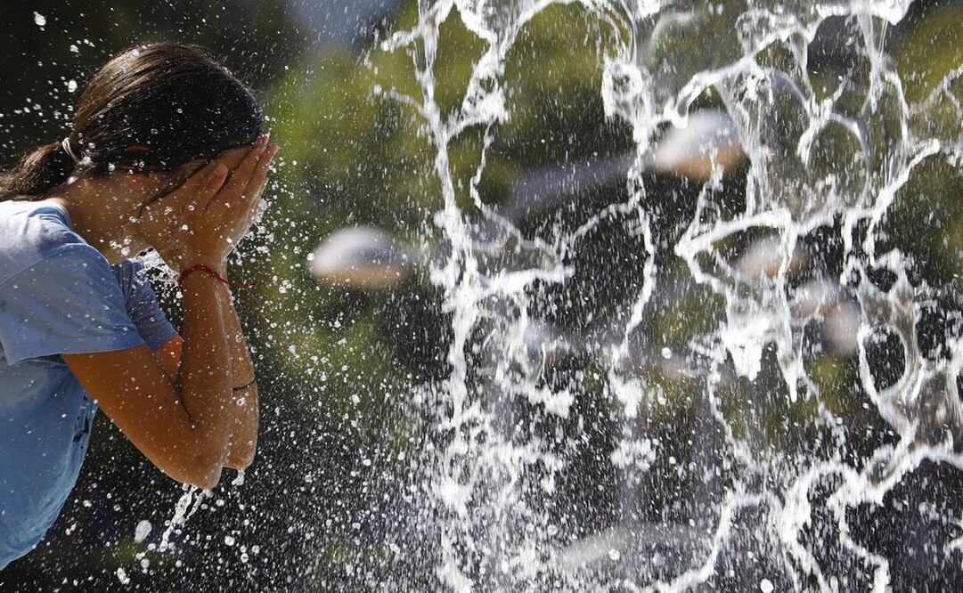 Una mujer se refresca en una de las fuentes de Córdoba. Foto: EFE