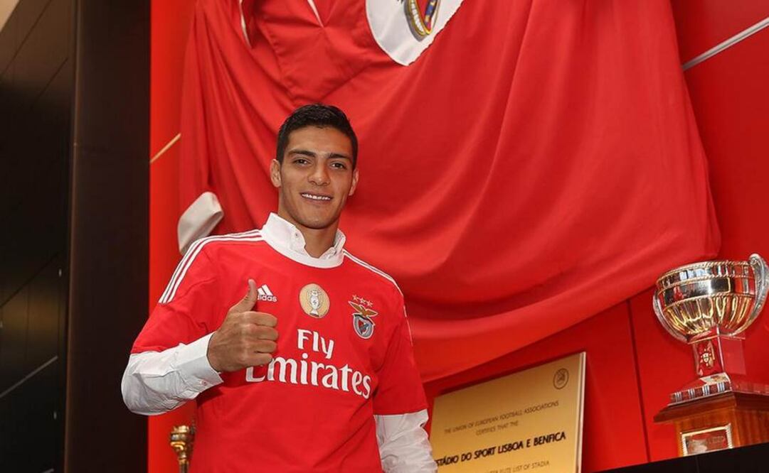 Jiménez posa con la playera del Benfica. Tomada de: @SL_Benfica