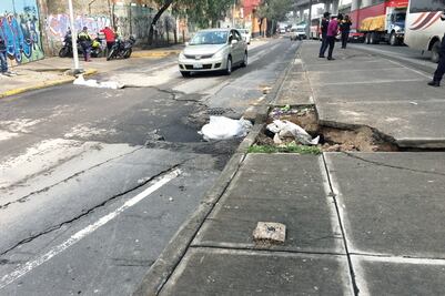 Se abre grieta en tres carriles de la Calzada Ignacio Zaragoza 