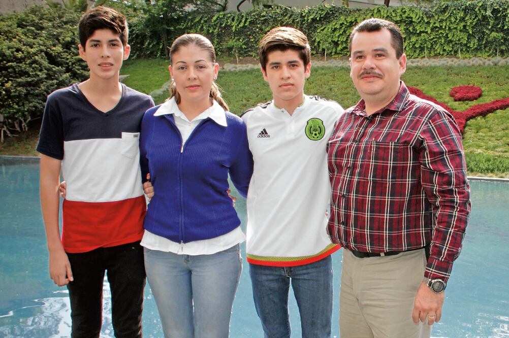 Leticia Maldonado, su esposo Efraín López y sus hijos Marcos y Daniel, de 17 y 14 años, acudieron a la sede del Infonavit para recibir el préstamo hipotecario (JUAN BOITES. EL UNIVERSAL)