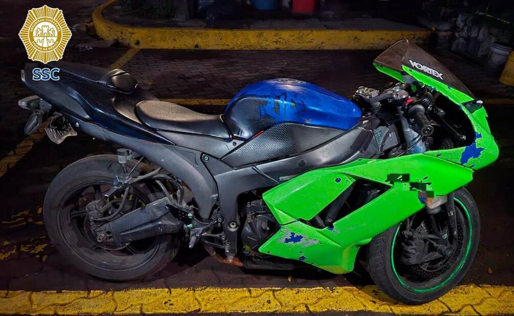 La SSC informé que la motocicleta en la que viajaban los dos ladrones fue abandonada calles adelante del lugar del robo, allí, un tercer sujeto la recogió y la ocultó.
Foto: Especial.