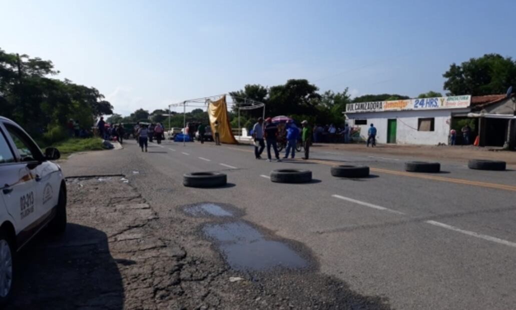 En segundo día de bloqueos, maestros de Oaxaca exigen atención a escuelas tras 7-S