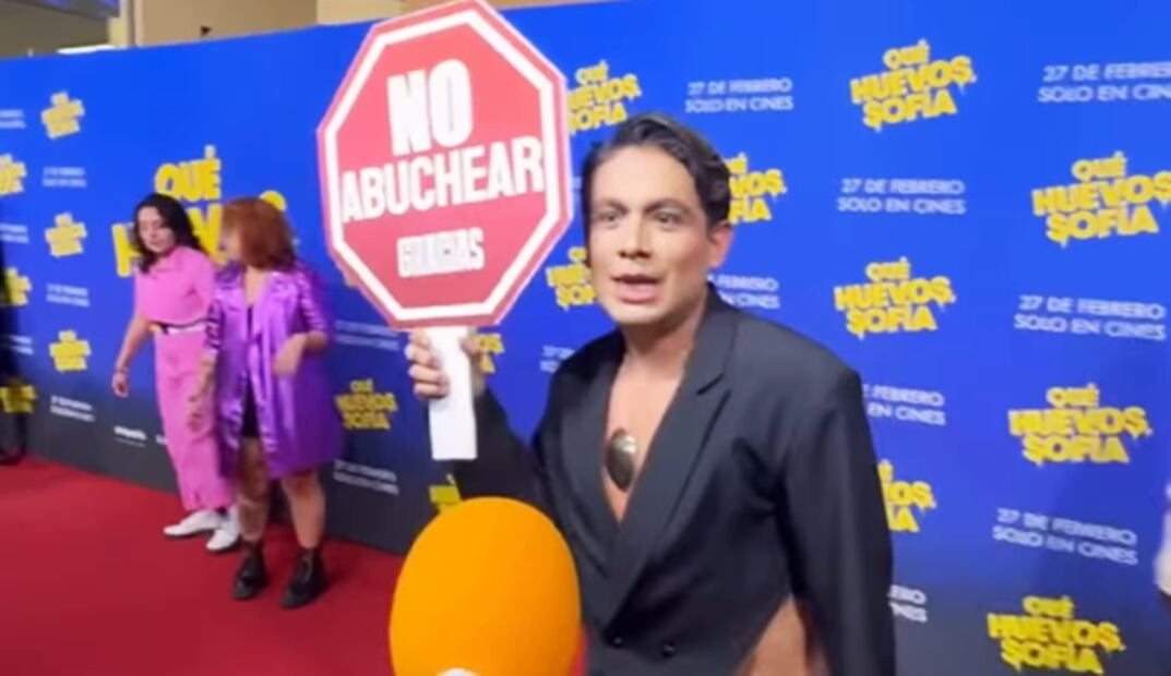 Ricardo Peralta, en la alfombra roja, de "Qué huevos Frida", cinta en la que participa.
Foto: Instagram; vía @gabocuevasc