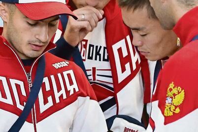 Rusos llegan en medio de la polémica