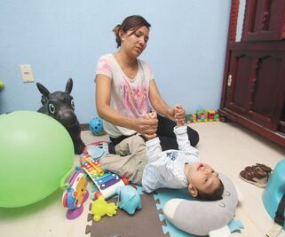 Les dijeron que Edson nacería muerto; lleva 2 años luchando con la microcefalia