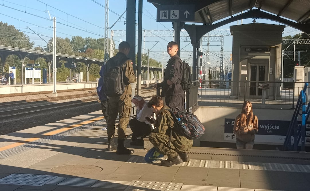 Jóvenes voluntarios de las Fuerzas de Defensa Territorial de Polonia, un cuerpo de voluntarios y reservistas con uniforme militar, esperan en el andén de una estación de tren. Foto: EFE