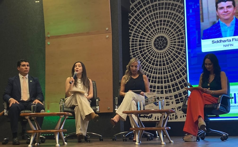 Siddharta Flores (NAFIN), Mariuz Calvet (Santander), Andrea Hurtado (SEMARNAT) y Yolanda Villegas (AMIVE) durante el evento México Ev Day. Foto: Samantha Godínez - EL UNIVERSAL