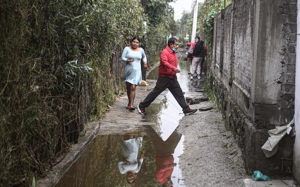 La jefa de Gobierno, Clara Brugada explicó que la zona de Caltongo en Xochimilco, afectada por la tormenta del pasado domingo no está regularizada, por lo que no cuentan con drenaje ni servicios básicos. Foto: Gabriel Pano/EL UNIVERSAL
