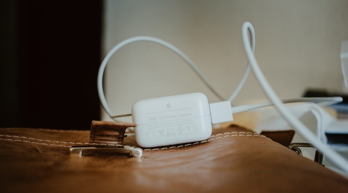 Cabeza, cabecilla o cubo de un cargador para celular.  Foto: Unsplash