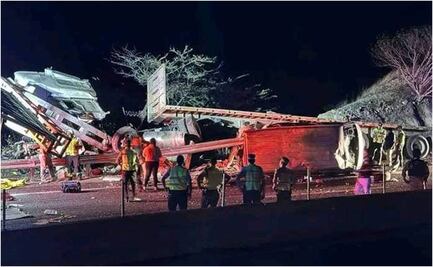 Tráiler embiste camioneta en la autopista del Sol; mueren 9 turistas que regresaban de vacaciones en Acapulco