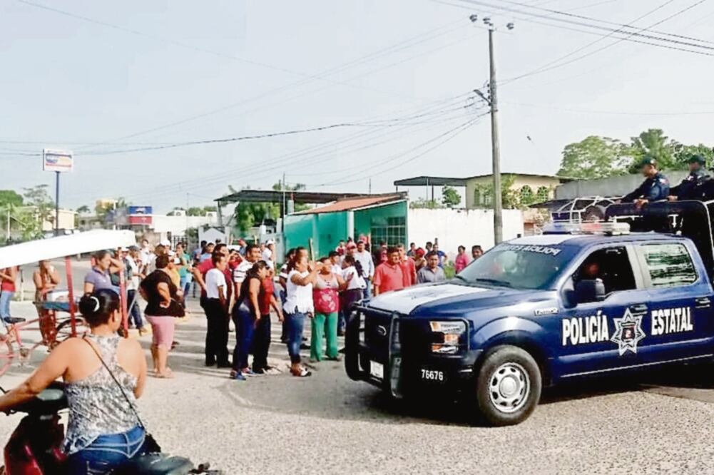 En Nacajuca se instalaron retenes con agentes estatales y federales luego de que se detectara que policías municipales se preparaban “para prestar servicio de manera unilateral”. (FOTO: LUMA LÓPEZ. EL UNIVERSAL)
