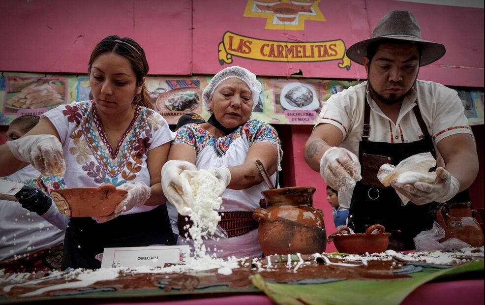 Con la preparación de una enchilada de mole de 80 metros de largo se inauguró la 47 Feria Nacional del Mole en el pueblo de San Pedro Atocpan, en Milpa Alta. Foto: Yaretzy M. Osnaya / EL UNIVERSAL