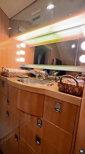 El baño cuenta con acabados en madera. Mientras que la cocina está  equipada con
horno y cafetera, y un panel de mando con aviónica avanzada. Foto: Especial.