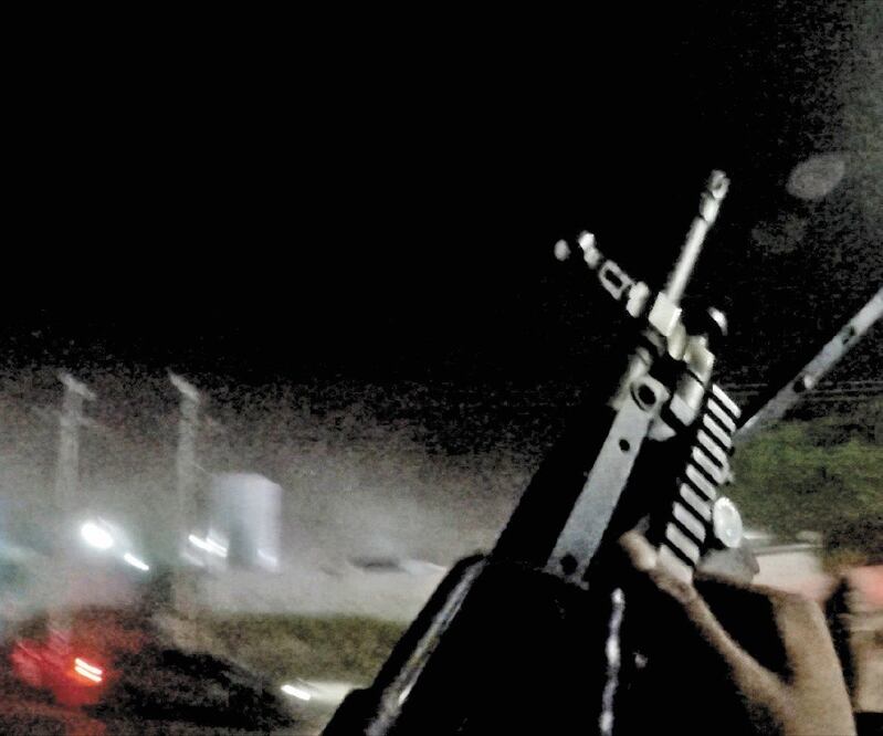 En el video se escucha a un militar repetir que paren el fuego, pero los tiros contra la Pick Up continúan. Foto: ESPECIAL