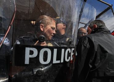 Migrantes en México son una "potencial amenaza de ingreso masivo": EU tras cierre de puentes